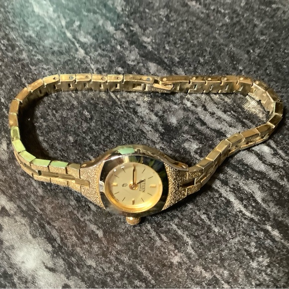 Vintage Citizens Quartz 80s to 90s Gold-Tone Watch - Picture 5 of 8